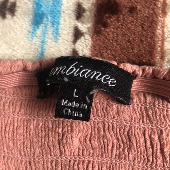 Cute flowy crop top! - Picture 2 of 2